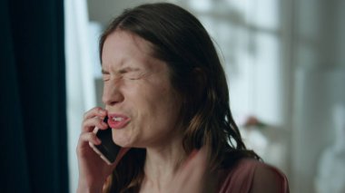 Evde cep telefonundan konuşan sinirli bir kız arkadaş. Üzgün, sinirli bir kadın ağlayıp şutunu atıyor. Aşk ortağıyla tartışan stresli bir kadın gece telefonu kapatıyor. İlişki krizi kavramını kır.