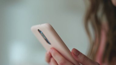 Karanlık odada akıllı telefonu tutan yakın el kameraları. Endişeli kız üzgün haber mesajını okudu. Üzgün bir kadın reddedilir. Düşünme sorunları olur. Stresli kadın siber zorbalıktan muzdarip