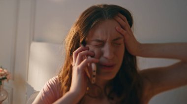 Hüsrana uğramış bir kadın sabahları telefonla konuşuyor. Şok olmuş kız iş görüşmesini kaçırıyor. Kafası karışmış, güzel bir bayanın son çağrısı, gün ışığında kafaya dokunuyor. Evde stresli bir model..