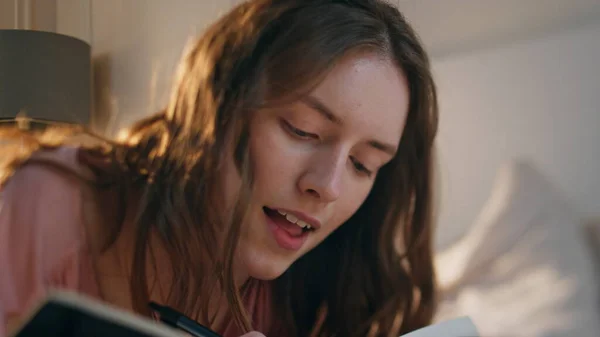 Lähikuva Tyttö Opiskelee Kotona Kirjallisesti Muistikirja Keskittynyt Nuori Nainen Tekee — kuvapankkivalokuva