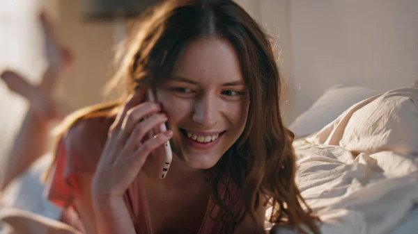 Gledelig Kvinnelig Snakkende Mobiltelefon Nærbilde Sollys Smilende Jente Hjemme Liggende – stockfoto
