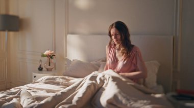 Sabah karın ağrısı çeken endişeli bir kadın. Uyanmış üzgün kız karnına dokunuyor evde hazımsızlık zehirlenmesi belirtileri yaşıyor. Hüsrana uğramış hasta bir kadın acı dolu bir adet sancısı çekiyor..