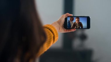 Neşeli arkadaşlar gezide videochat 'ı arıyor. Kapanış kızı, hafta sonları uzaktan konuşan akıllı telefon ekranını sallıyor. Tatilde web kamerasıyla konuşan gülümseyen insanlar. Aile iletişimi.