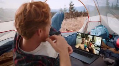 Neşeli arkadaşlar web kameralarıyla iletişim kuruyor. Dağlarda dinlenen rahat bir adam yürüyüş yaparken video çağrısı yapıyor. Mutlu çift internette tatil paylaşımının tadını çıkarıyor. Gezgin insanlar konferans hakkında konuşuyor..