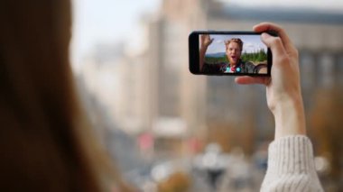 Neşeli adam akıllı telefon ekranında görüntülü konuşma yapıyor. Dağlardan gelen haberleri paylaşan mutlu bir arkadaş. Sokakta elinde cep telefonu tutan kimliği belirsiz bir kız. Sanal toplantı uygulamasında çift sohbeti