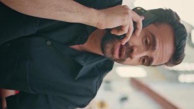 Sokak kafesinde şarap kadehi içen bir adamı dikey olarak yakından aramak. Başarılı iş adamı açık hava barında alkollü konuşan cep telefonunu yudumluyor. Akıllı telefon kullanan kendine güvenen adam hafta sonunun tadını çıkarıyor. 