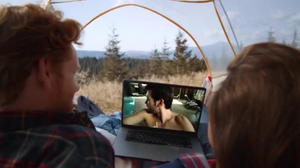 야외에서 통화를 여행자 수영장에서 노트북 화면에서 수없는 비디오 회의를 즐기는 — 비디오