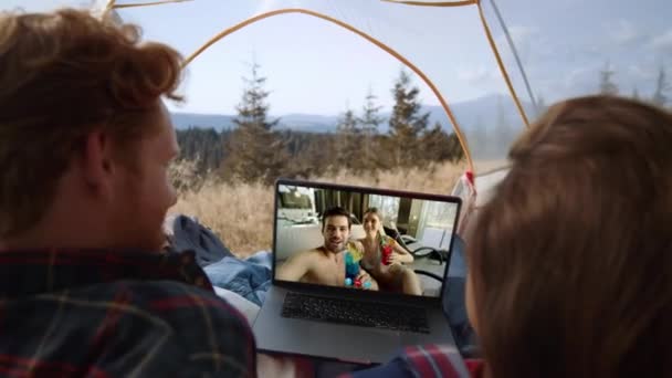 遠く離れた友人が旅行中にウェブカメラを通信する 笑顔のカップルは 休暇を楽しむコンピュータ画面を話しています 未知の旅行者は バーチャルチャットを楽しんで山を休んでいます オンラインビデオコールアプリ — ストック動画