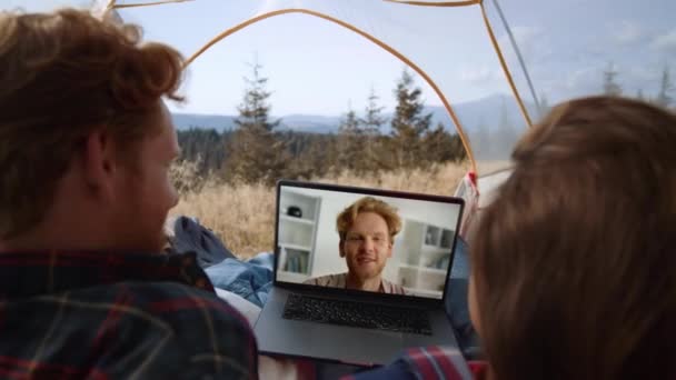 산에서 회의를 캠으로 친구를 노트북에서 사람을 닫습니다 인식할 하이킹 관광객 — 비디오
