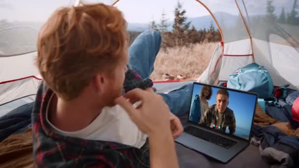 프로그램에서 사람들을 비디오 노트북 컴퓨터와 즐거운 산에서 여행에 뉴스에서 — 비디오