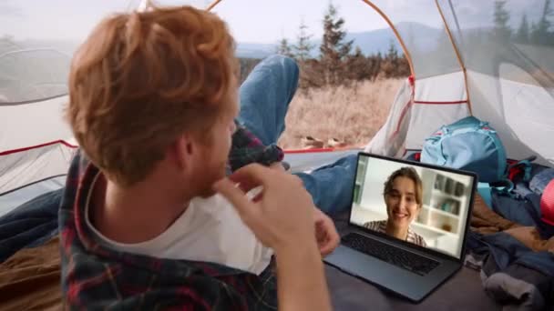 Venku Muž Mluví Webkamery Hory Výlet Detailní Usmívající Dívka Mluví — Stock video