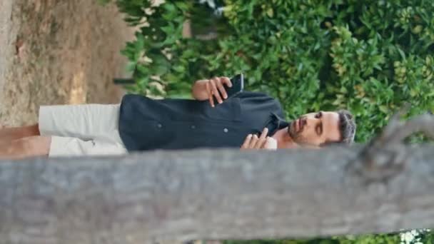 Italiensk Frilansare Video Ringer Mobiltelefon Promenader Gränd Vertikal Fokuserad Man — Stockvideo