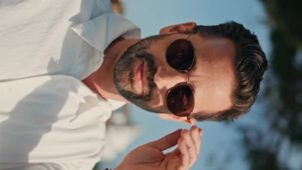 Függőleges Portré Mosolygó Spanyol Férfi Leveszi Napszemüveget Csak Napos Nézőpontból — Stock videók