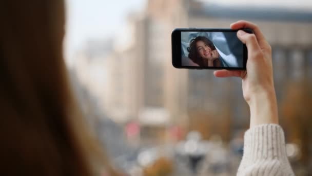 Videocalling Menina Enviando Beijo Tela Smartphone Closeup Amigos Felizes Chamam — Vídeo de Stock