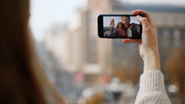 Kaygısız arkadaşlar video konferansı hakkında konuşuyor. Kapanış kızı şehir caddesinde akıllı telefonu tutuyor. Gülümseyen bir çift internette sohbet ederken dışarıda haberleri paylaşıyor. Uzak aile sohbeti konsepti