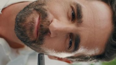Başarılı bir yönetici şehrin dikey görüntüsünde ses kullanımı sanal asistanı gönderiyor. Latin adam kafede kahve içerken sesli mesaj kaydediyor. Yönetici danışma müvekkili. Dijital yaşam 
