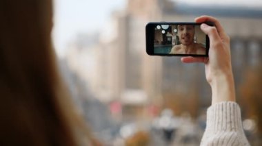 Cep telefonlu mutlu adam kız arkadaşını arıyor. Şehir caddesinde nezarethanede bir kadın var. Tanınmayan bir kız neşeli bir adamla konuşuyor, haberleri paylaşıyor. Gülümseyen heyecanlı sevgili web kamerasıyla iletişim kuruyor 