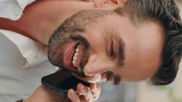 快乐的男人在城市垂直方向的特写镜头分享好消息 快乐的拉丁自由职业者笑在智能手机呼叫休息餐厅 微笑优雅的商人讲手机 — 图库视频影像