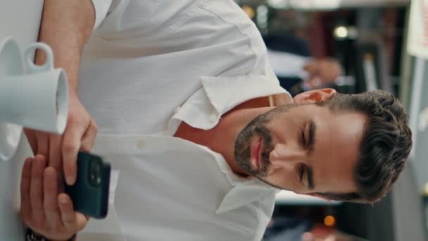 Расслабленный Человек Печатающий Сообщения Смартфоне Уличном Кафе Вертикально Крупным Планом — стоковое видео