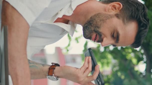 Homem Latino Gravando Mensagem Voz Sorvendo Café Rua Vídeo Vertical — Vídeo de Stock