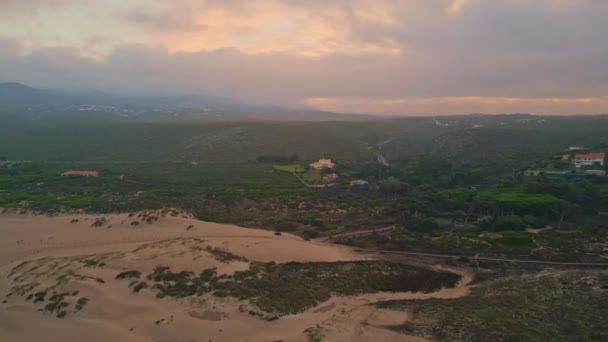 Panorama Hermoso Valle Verde Bajo Trueno Cielo Mañana Vista Aérea — Vídeos de Stock