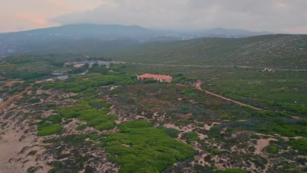 Μοναχικό Σπίτι Στέκεται Πράσινη Κοιλάδα Στο Συννεφιασμένο Πρωινό Του Καλοκαιριού — Αρχείο Βίντεο