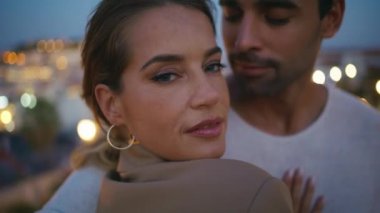 Gece kasabasında kameraya bakan bir kadınla çıkmak. Sevecen erkek, kız arkadaşının alnına dokunur. Evli, sevgi dolu bir çift. Şehir ışıklarında kucaklaşıyorlar. Sevgi ilişkisi kavramı