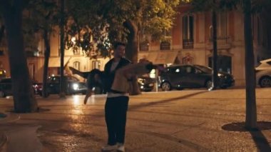 Şehir caddesinde el ele tutuşan mutlu adam döner kız. Kaygısız aşıklar gece buluşmalarında eğleniyorlar. Neşeli romantik çift olarak birlikte vakit geçirmenin tadını çıkarın. Sıradan bir adam kadını kucağında taşır.