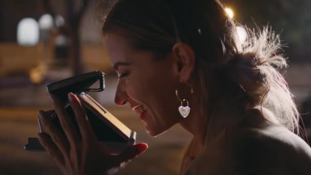 Міська Дівчина Фотографує Миттєвою Камерою Вночі Крупним Планом Усміхнена Жінка — стокове відео