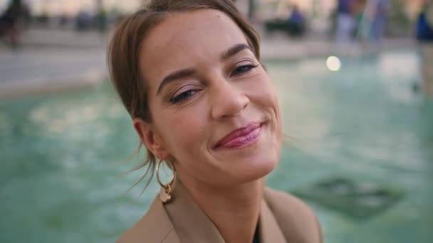 Весела Жінка Стикається Усміхненою Камерою Міському Водному Фонтані Крупним Планом — стокове відео