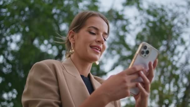 Щаслива Бізнес Леді Переглядає Мобільний Телефон Сміється Паркових Деревах Ввечері — стокове відео