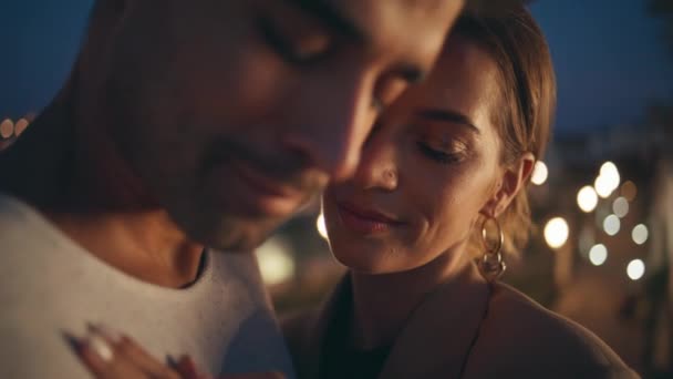 Szoros Baráti Ölelést Élvező Intim Pillanat Éjszakai Utcában Gyönyörű Szerelmes — Stock videók