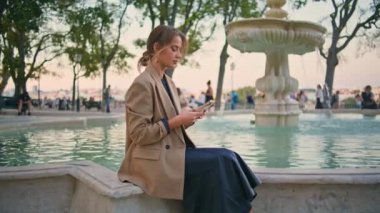 Şehir kızı akıllı telefondan su fıskiyesine mesaj atıyor. Şehir parkında cep telefonu kullanan şık bir bayan. Çekici bir kadın internette sohbet ediyor. Arkadaşlarıyla sokakta buluşuyor. Yaşam tarzı iletişimi