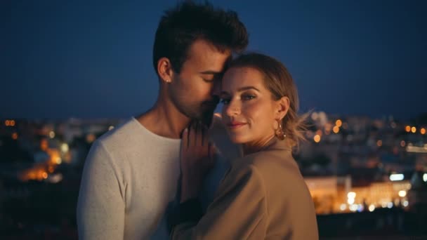 Romantyczna Dziewczyna Przytulająca Faceta Patrzącego Bliska Kamerę Czuły Mężczyzna Dotykający — Wideo stockowe