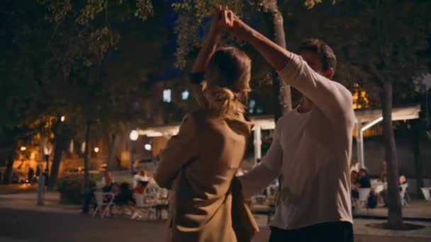 Felices Parejas Bailando Calle Farola Noche Romántica Pareja Despreocupada Disfrutando — Vídeos de Stock