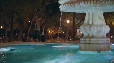 Kaygısız ortaklar şehirde beraber gezerler. Havalı bir çift hafta sonu dışarıda eğleniyor. Sevimli bir kız akşamları fıskiyede erkek eli tutuyor. Mutluluk kentsel yaşam tarzı konsepti