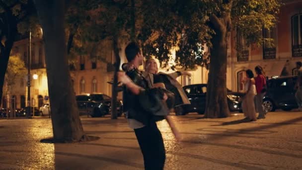 Affectueux Copain Filant Femme Dans Les Bras Nuit Joyeuses Personnes — Video