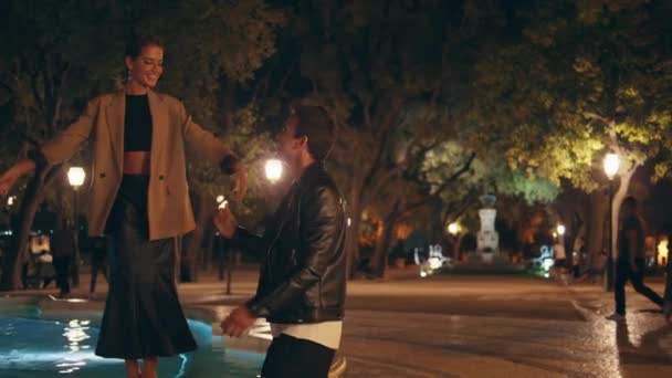 Milující Pár Odpočívající Večer Městě Rande Usmívající Muž Drží Točící — Stock video