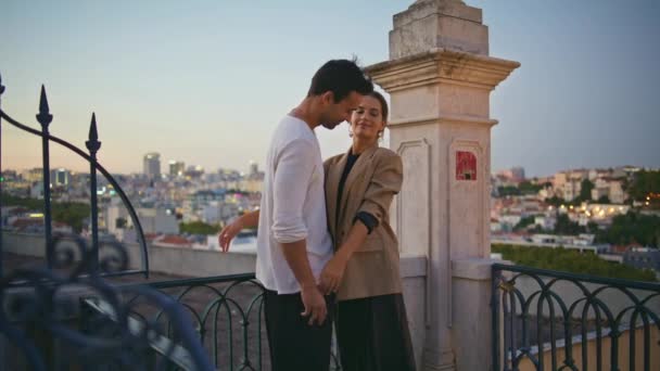 Něžná Dvojice Objímající Výhled Město Při Západu Slunce Romantičtí Miláčci — Stock video
