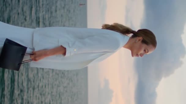 Элегантная Женщина Наслаждается Морской Пейзаж Одиночестве Передней Облачно Небо Вертикально — стоковое видео