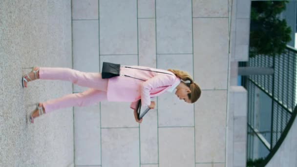 Kadını Dizüstü Bilgisayarda Yürüyen Caddeyi Zarif Pembe Elbisesiyle Dikey Çekimle — Stok video
