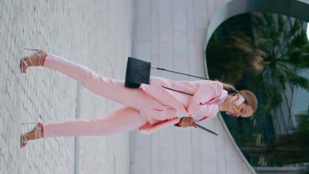 Linda Senhora Chefe Chamando Andando Rua Paralelepípedo Elegante Terno Rosa — Vídeo de Stock