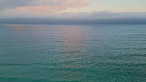Kräuselnde Meeresoberfläche Die Einen Wunderschönen Sonnenuntergang Widerspiegelt Atemberaubender Sonnenaufgang Aus — Stockvideo