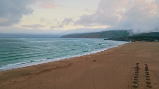 Skvělý Výhled Prázdnou Plážovou Anténu Cloudy Moře Pobřeží Pěnící Tyrkysové — Stock video