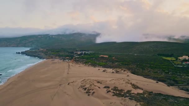 Pintoresco Paisaje Marino Playa Niebla Con Costa Bañada Por Espumosas — Vídeos de Stock