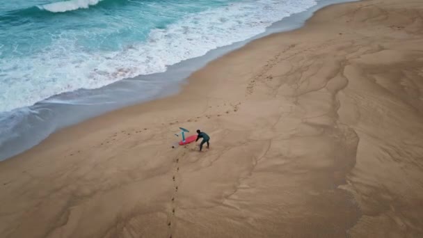 Drone View Surfare Tränar Enbart Sandstranden Surfboardåkare Värmer Kroppen Nära — Stockvideo