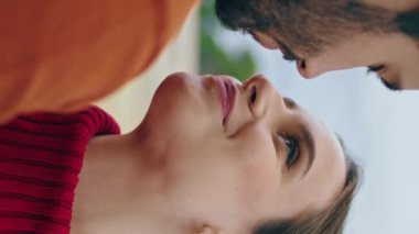 Doğada güzel bir çiftin dikey portresi. Yakışıklı sakallı adam gülümseyen kadını öpüyor. Doğa parkında birbirine aşık mutlu bir çift. Sevecen aile birlikte vakit geçirmenin tadını çıkarır..