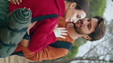 Sırt çantalarını dikey kapatarak ormanda duran kaygısız aşıklar. Sevecen genç çiftler doğaya sarılıyorlar birlikte aşk mutluluğu hissediyorlar. Rahatlamış iki yürüyüşçü, açık havada yakınlığın tadını çıkarır.