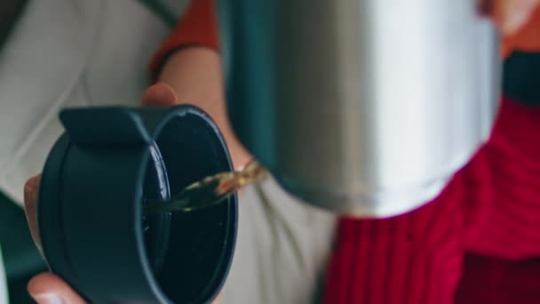 Человек Руки Наливает Напиток Металлического Термоса Чаша Вертикальный Ангел Близко — стоковое видео