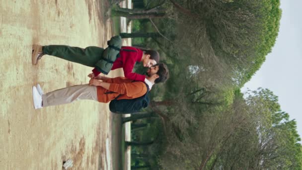 Romantisches Junges Paar Das Sich Auf Einem Waldweg Umarmt Und — Stockvideo